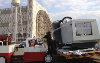 Using Versa-Lift™ 40/60 to unload Haas VF-10 large machining center for turnkey installation. Scope included foundations, electrical and mechanical