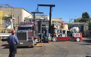 Using two (2) Versa-Lift™ 60/80 with remote operators to off-load 58,000 lb. distillation column modules from trucks. Operating Versa-Lift™ remotely enables accurate monitoring of load hoisting and clearances.