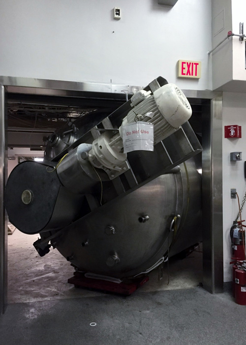 Removing vessels from pharmaceutical plant through a tight clearance doorway